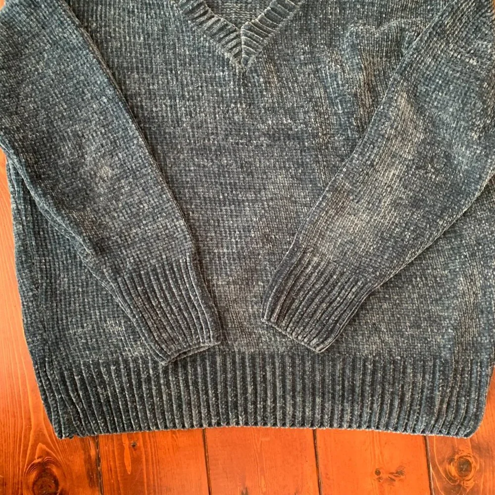 Zenana Outfitters Medium Blue V-Neck Women's Super Soft Pullover Sweater EUC